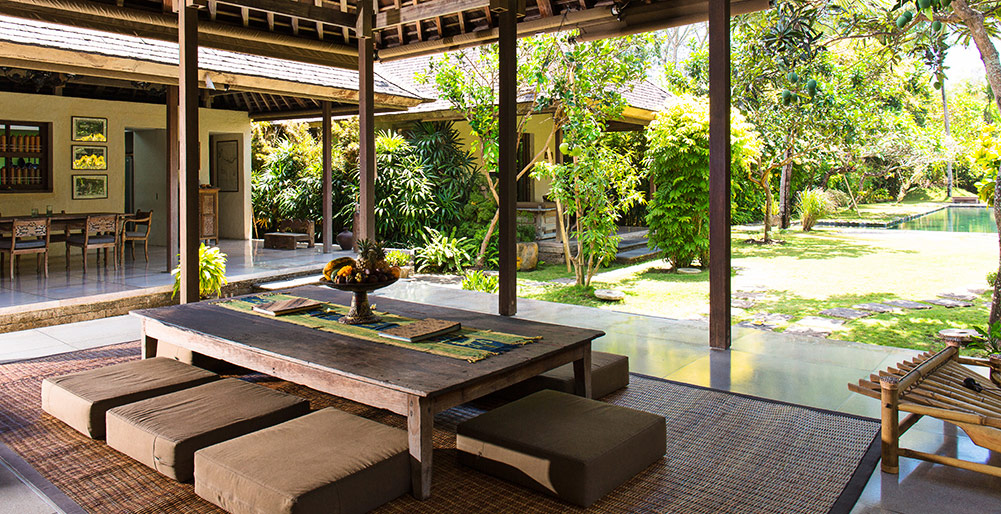 Villa Belong Dua - Living area dining table